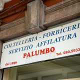 ...per visitare la �Coltelleria, forbiceria, arrotineria Palumbo� attiva, come recita l�insegna, dal 1896